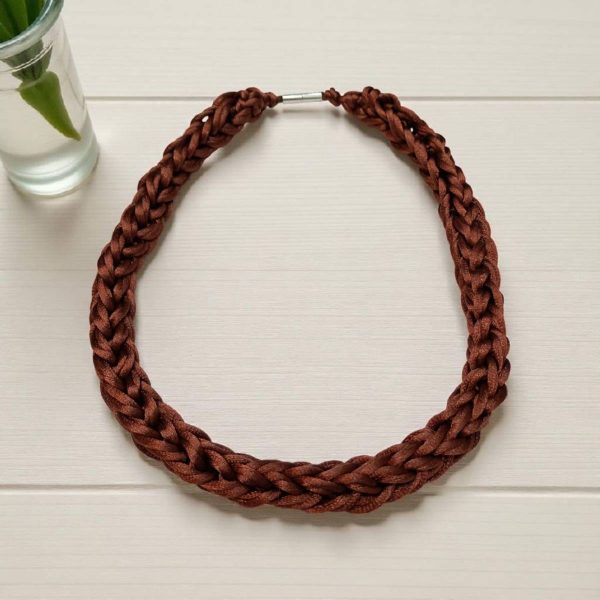 Collar choker tejido con broche imán tono café